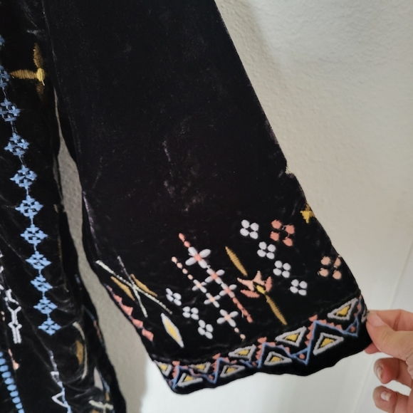 ANTHROPOLOGIE KYLA SEO Crushedd Velvet Embroidered Open Jacket - Picture 8 of 9